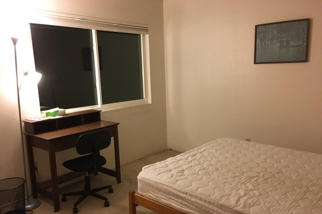 Bed and desk - Christina’s Homestay with other students; safe neighborhood near UCSD