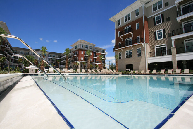 Pool - The Flats at 4200, right across from USF Apartments