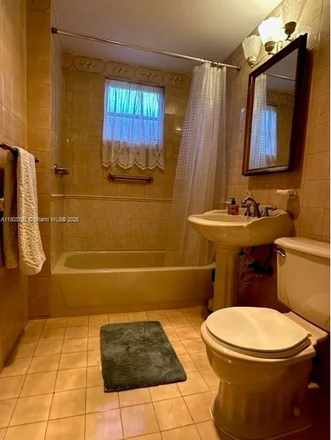 bath room 1 / main bath - Historical Property  in coral gables near main highways and golf courses House