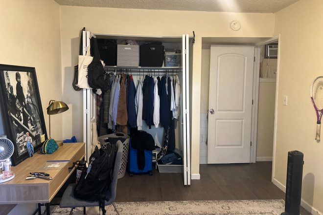 Bedroom - 1 Bedroom on the Hill Apartments