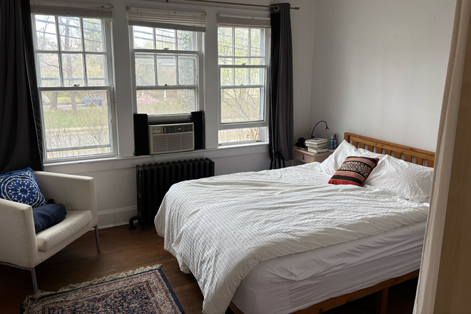 Bedroom - Summer Sublet:Furnished 2BR apt-Hawthorne St-Princeton