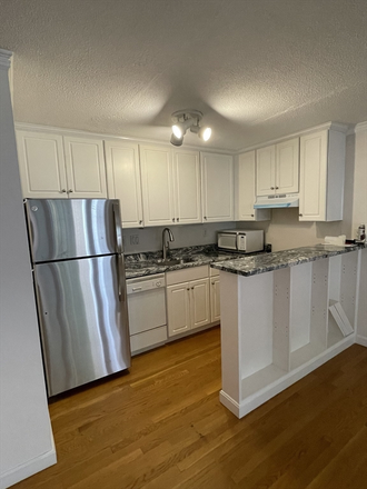 - - Close to Campus! Spacious 1 bed w/ Modern Kitchen, Parking & Laundry in Building Apartments