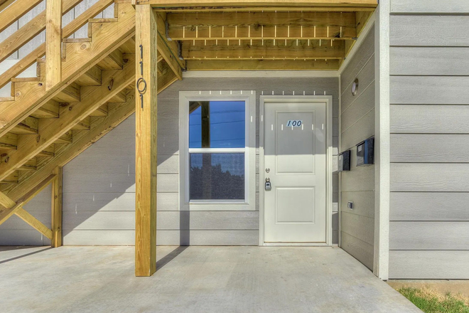 Outside View of Front Door - Unit 100, 1st Floor! 4 Bed /4 Bath - Private En-Suite Bedrooms - Perfect for Friends/Students/Facul Duplex