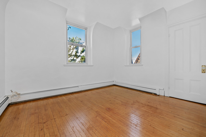 Bedroom - Renovated 3BD with 2+ Parking, Yard, Ultra Modern Kitchen! Apartments