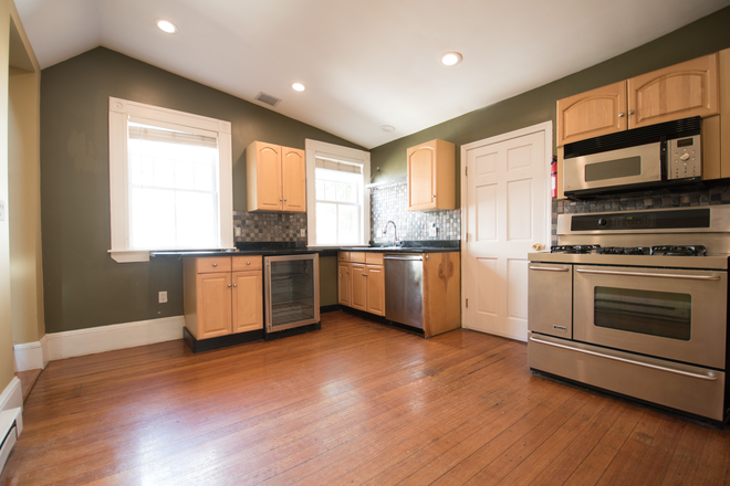 Call NOW for showings! 617-236-8600 - ELLERY ST - TOP FLR DUPLEX 4BR BTWN HRVRD & CNTRL SQUARES AVAIL *9/1/2025* W/ IN UNT LNDRY, DECK!