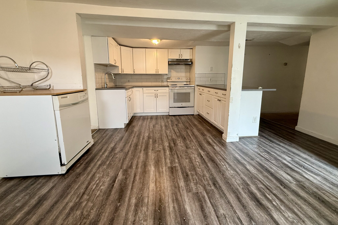 Kitchen - CLOSE TO BRANDEIS!! 3 Bedroom apartment, dishwasher, laundry, parking!
