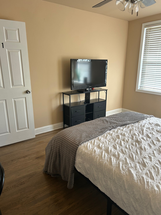 Master bedroom - Furnished room for rent in house shared with other JH medical students