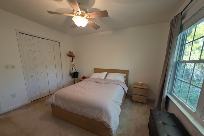 Furnished bedroom - Room for rent in townhouse