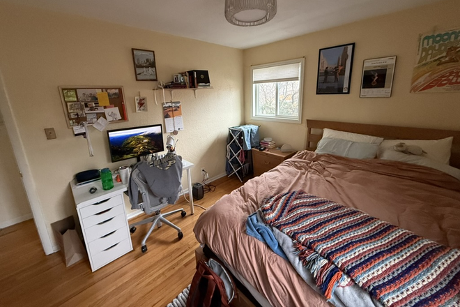 Room Photo 2 -- this is the room that we are subleasing January -- August 2026. Start date is flexible!! - Martin Acres 3 bed/2 bath House - looking for 1 roommate! $1033 rent!