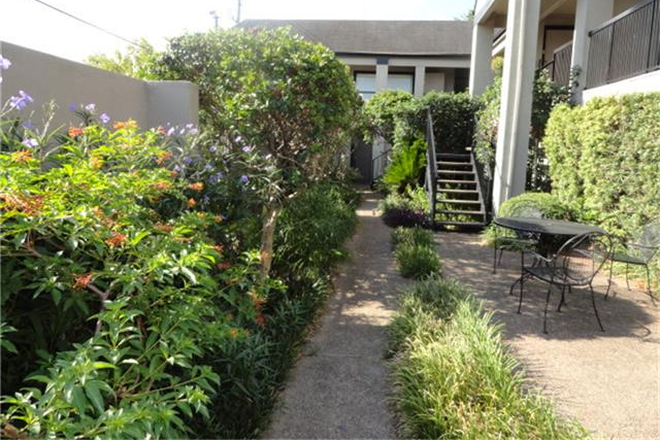 Courtyard - one-bedroom; one-bathroom. 15 minute bicycle ride to campus.