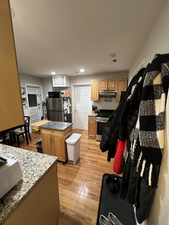 1 - NORTH END – SEPT 2026 2&3 BR  🏡 Updated Kitchen & Bath! 🔥 Heat Included! 🧺 Laundry On-Site Apartments