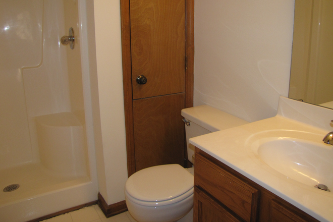 bathroom - Close to Campus Rental