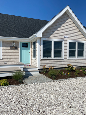 Outside street view - Cozy beach cottage for two (Spring semester only-across the street from the beach!)