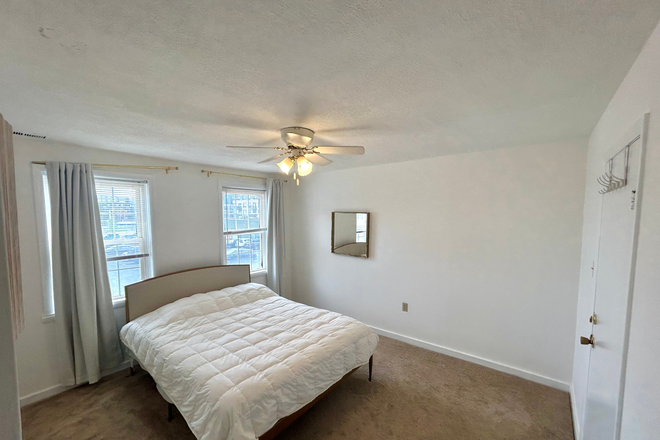 Bedroom - Fells Point Townhouse 1 Large Room Available