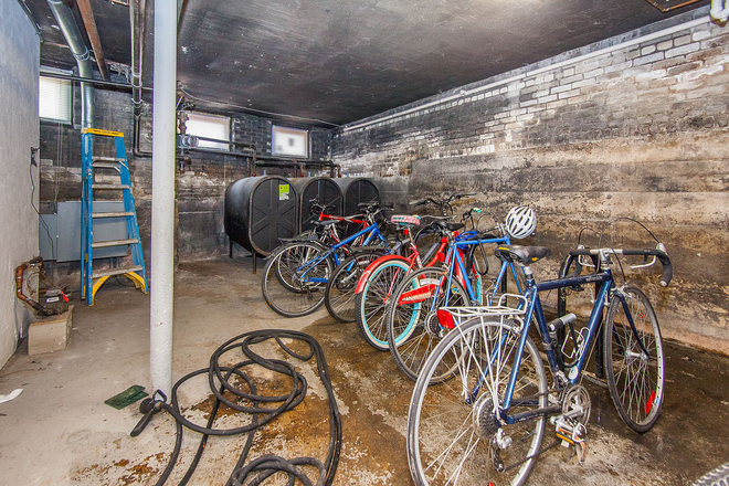 1 - JULY 2026 - Spacious 1 bed / 1 bath, Student OK, H/HW incl. No Broker Fee! Apartments
