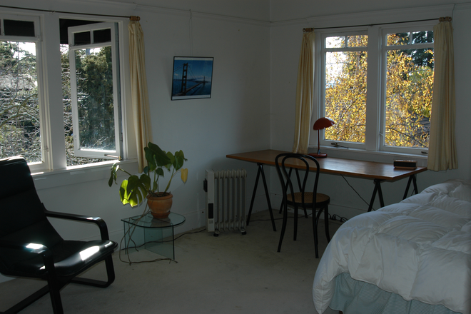 double bed two windows - Furnished room in 5 bedroom home in Berkeley Hills. Close to campus