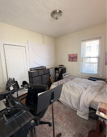 Bedroom for lease - Sunny Brighton Apartment - 2 minutes from B line