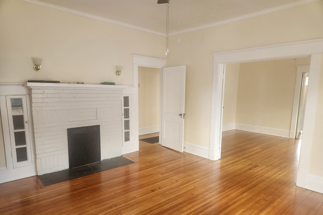 living room - Spacious single-family home, close to East Campus and downtown