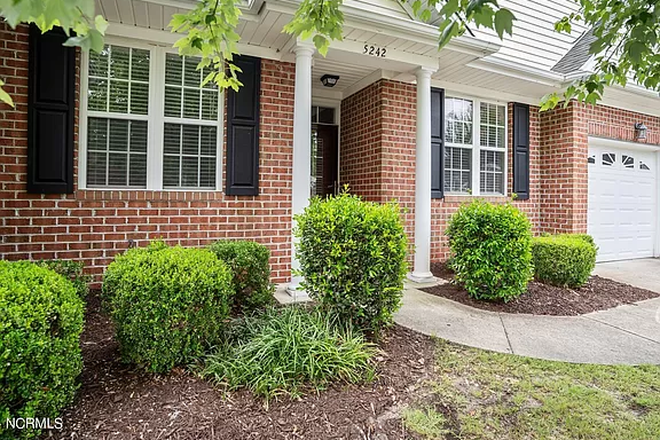 Outside view - Carleton Place Townhome Walking Distance to Campus