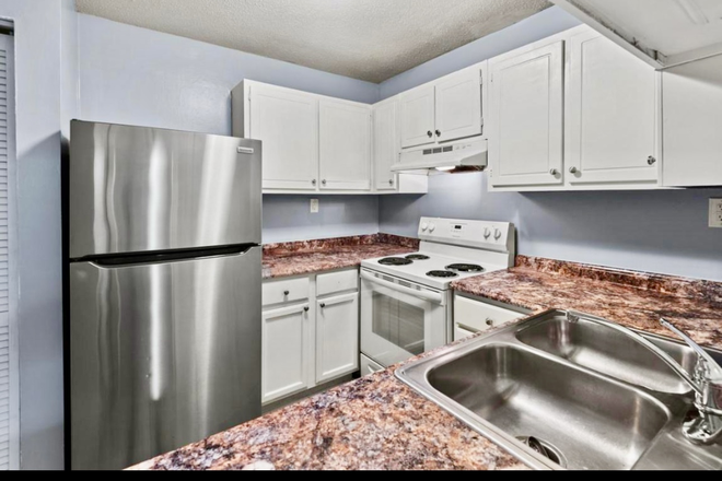 Kitchen - Bolinwood Condominiums, close to campus