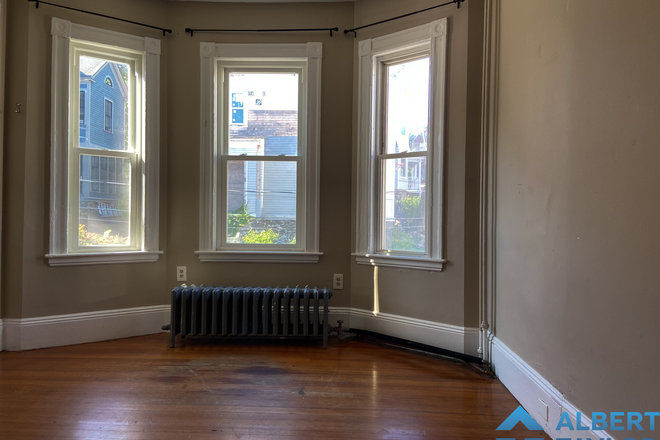Living Room - Cute 2nd floor 4 Bed on Sunset Street in Mission Hill