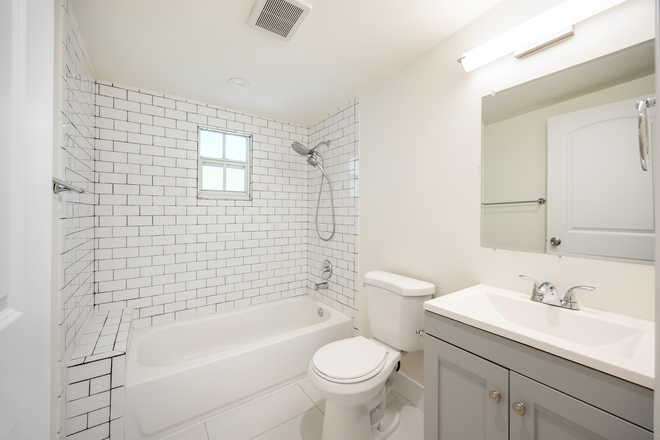 Tub bathroom - Captivating 4 bedroom, 3 bathroom residence is located in the historic village of Coconut Grove.