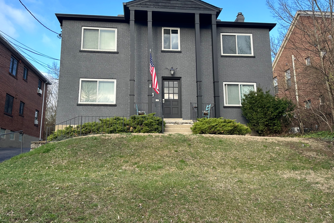 Building Front - Quiet 1 bed/1 bath 2nd floor apartment in Hyde Park