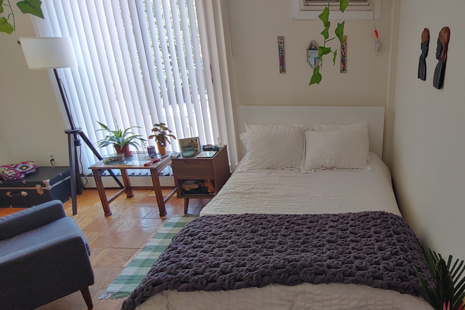 Space2 - Bright Studio Apartment - 2 Blocks from Metro