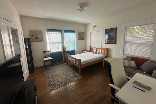 Bedroom - independent room in 2 bdrm Delaware st