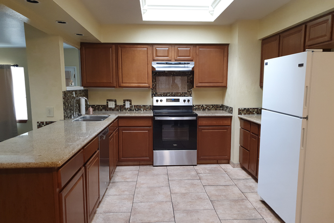 kitchen - Spacious 4 bedroom house centrally located (5 min walk to bus, 10 min walk to grocery/restaurants)