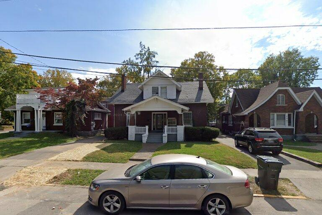Outside Street View - Room available in 5 Bed/3 Bath house (5 Minute walk to campus)