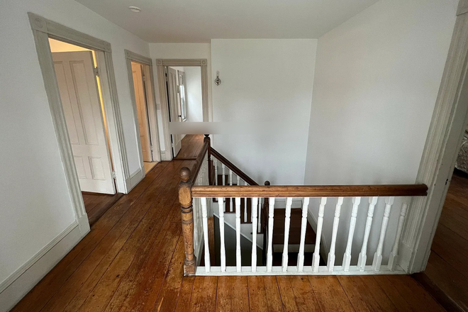 - - Available 6/1/2026! Close to Campus! 6 bed 2 bath single family house w/ laundry and parking