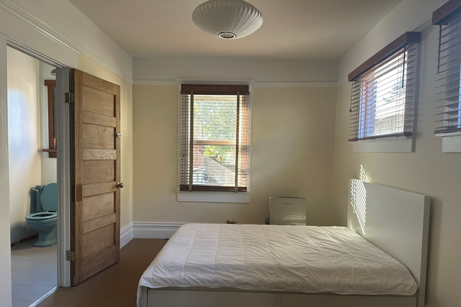 The bedroom / bathroom for rent ioverlooks the garden - Private room with ensuite bath middle level: large family home