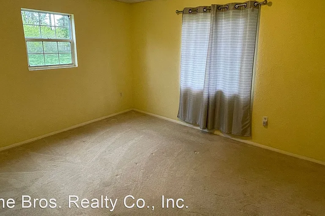 Master Bedroom - Room for rent (furnished, ensuite bathroom); 15 min walk to campus; parking space House