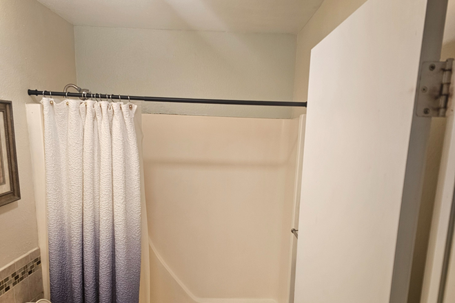 Bathroom - Looking for roommate ( female preferred) Condo