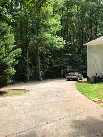 Driveway - 1500 wholeunit/util.inc/Pets allowed