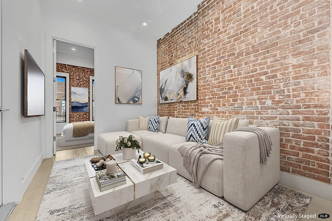 Main room - Hells Kitchen Apartment with Film Industry roommate