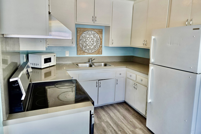 Kitchen - Canyon Crest Oasis apartment
