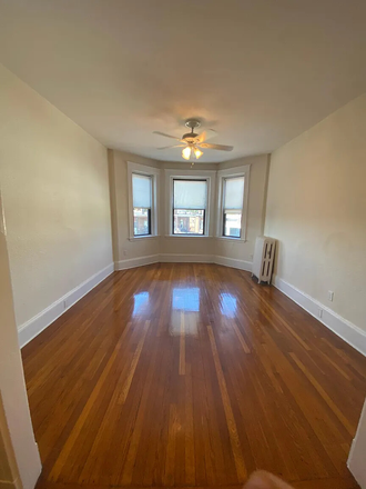LIVINGROOM - PROFESSIONAL BUILDING 1 BED COMMONWEALTH AVE **JUNE 1st**  NO FEE** Apartments