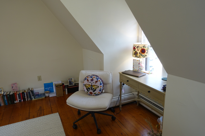 Bedroom study desk - Enormous 2br Apartment in Ideal Harvard Location