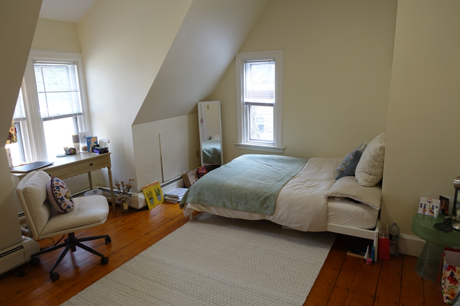 Large Bedroom 2 with double bed, desk and wardrobe - Enormous 2br Apartment in Ideal Harvard Location