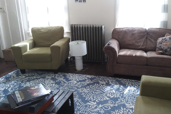 Livingroom - 2 blocks to campus! Only $660 a person! 3 bedroom 2 bath home ‐ huge rooms!
