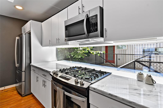 Kitchen - Modern Townhome near Broadstone Lofts at Hermann Park