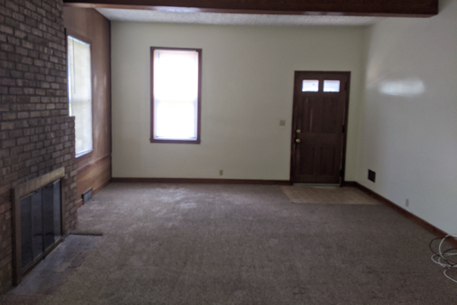 114 Living Room - 114-114.5 West Sycamore Street House