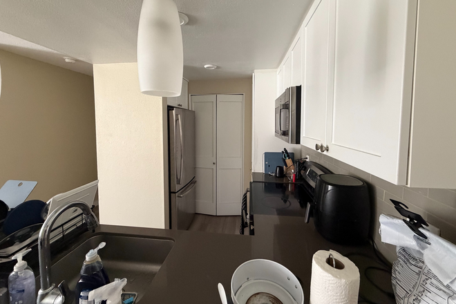 Kitchen - Avalon La Jolla Colony - close to campus, bus line, shopping