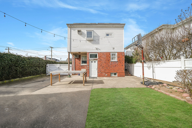 Back of House - House on Cali Ave! Walk distance to everything Hofstra!