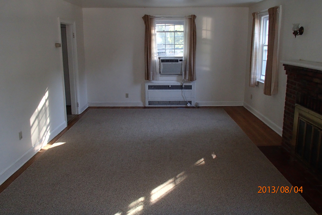 Living Room - House close to campus