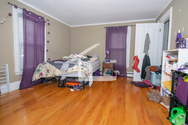 - - Close to Campus! Spacious 4 bed 1 bath w/ Laundry and Parking Available Apartments