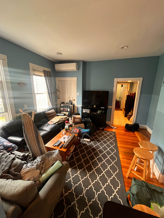 . - Spacious 3-Bed, 2-Bath Top-Floor Apartment