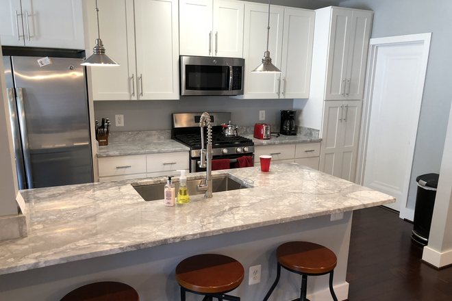 Kitchen island - Amazing Renovation Townhome